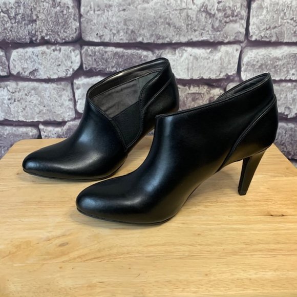 Adrienne Vittadini Shoes - 🎉Host Pic🎉Adrienne Vittadini Blck Booties Size 8